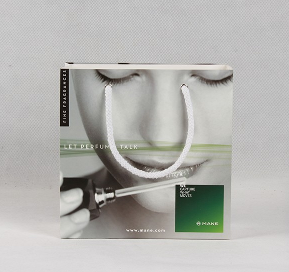 禮品紙袋設(shè)計(jì)定制，對(duì)于禮品贈(zèng)送有什么好處？